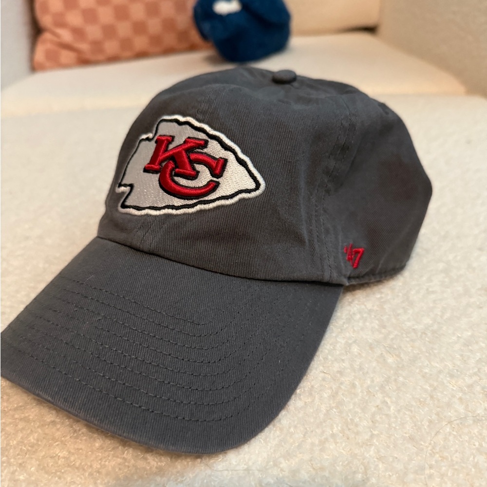 Gray Kansas City Chiefs Cap. Unisex.